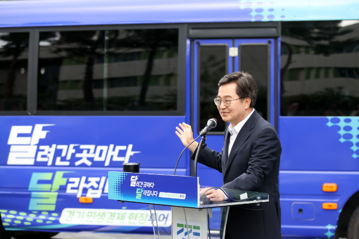 김동연 경기지사가 지난해 8월 도민들과 소통을위한 민생경제 현장투어 버스인 달달버스를 소개하는 모습. 경기도 제공