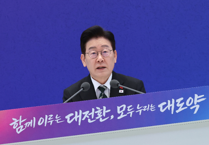 이재명 대통령이 21일 청와대 영빈관에서 열린 신년기자회견에서 취재진 질문에 답하고 있다. 이 대통령은 이날 원·달러 환율 하락 가능성을 공개적으로 언급했다. 연합뉴스