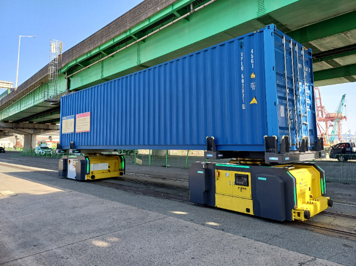 트램기반 환적화물전용 자동운송 셔틀시스템. 부산항만공사 제공