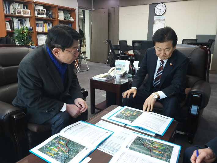 우범기 전주시장이 28일 국회에서 정동영 통일부 장관을 만나 지역 현안 사업을 건의하고 있다. 전주시 제공