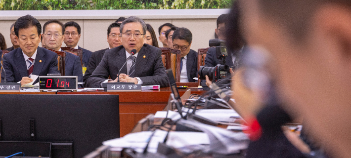 조현 외교부 장관이 28일 국회에서 열린 외교통일위원회 전체 회의에 출석해 도널드 트럼프 미 대통령의 한국에 대한 관세 인상 발언과 관련한 질의에 답하고 있다. 연합뉴스