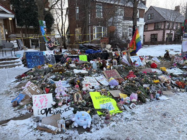 르네 굿 추모 공간에 놓인 꽃과 피켓. 연합뉴스