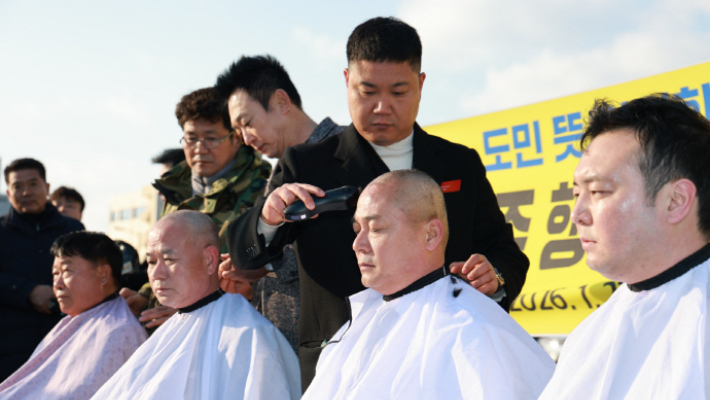 전남 무안군의회 의원들이 27일 오후 전남도청 앞에서 기자회견과 함께 삭발식을 열고 행정통합 합의를 강하게 규탄했다. 무안군의회 제공