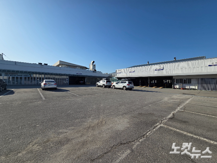 폐쇄를 앞두고 가동을 멈춘 직영 정비센터 내 직원 차량이 주차돼있다. 박우경 기자