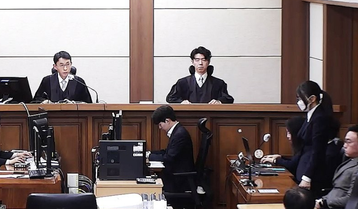 통일교 금품수수 등 혐의로 구속기소된 김건희 여사가 28일 서울중앙지방법원에서 열린 1심 선고공판에서 실형을 선고받고 있다. 서울중앙지법 제공