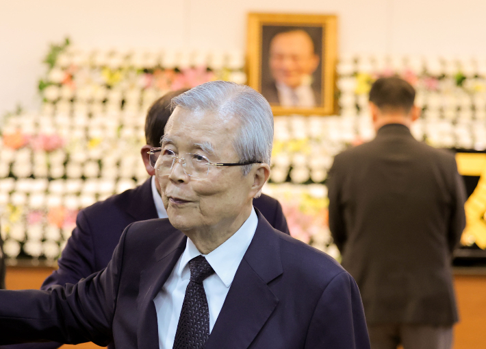 김종인 전 국민의힘 비상대책위원장이 28일 서울 종로구 서울대학교병원 장례식장에 마련된 고 이해찬 전 국무총리의 빈소에서 조문을 하고 있다. 연합뉴스