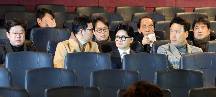 YS 다큐 영화 관람 나선 한동훈. 국민의힘 한동훈 전 대표가 28일 서울 영등포구의 한 영화관에서 '잊혀진 대통령: 김영삼의 개혁 시대' 영화 관람을 위해 대기하고 있다. 연합뉴스