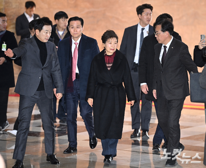 박근혜 전 대통령이 22일 쌍특검(통일교·민주당 공천 뇌물 특검)을 요구하며 8일째 단식을 이어가는 국민의힘 장동혁 대표의 단식 현장을 방문하고 있다. 윤창원 기자