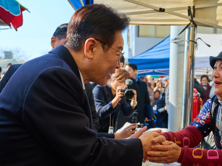 이재명 대통령이 23일 울산 울주군 온양읍 남창옹기종기시장을 박문해 시장 상인과 인사를 하고 있다. 청와대 제공