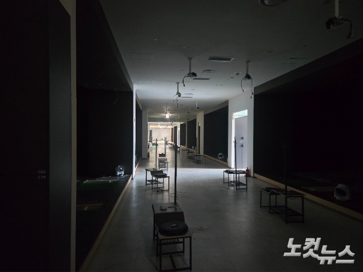 동탄그랑파사쥬 5층에 골프연습장이 사용하던 물건들이 방치돼 있다. 이준석 기자