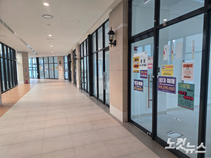 동탄그랑파사쥬 호실 곳곳에 임대 전단지가 붙어있다. 이준석 기자