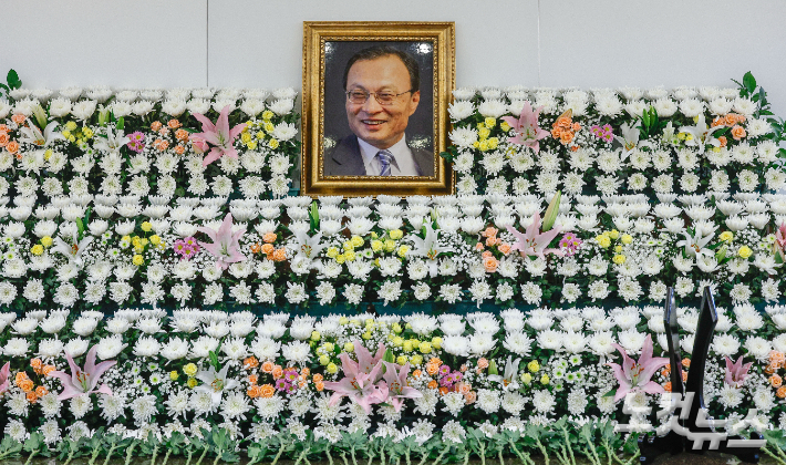 27일 서울 종로구 서울대학교병원 장례식장에 이해찬 민주평화통일자문회의 수석부의장의 빈소가 마련되어 있다. 이 전 총리는 베트남 출장 중 지난 23일 심근경색으로 쓰러져 병원으로 긴급 이송된 지 이틀만에 숨을 거뒀다. 사진공동취재단