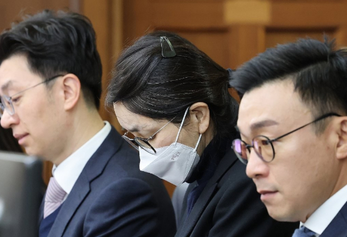 도이치모터스 주가조작과 명태균 공천개입, 통일교 청탁·뇌물 수수 의혹 혐의 등으로 구속기소 된 김건희 여사가 3일 서울 서초구 서울중앙지방법원에서 열린 자본시장법 위반 혐의 결심 공판에 출석해 있다. 연합뉴스