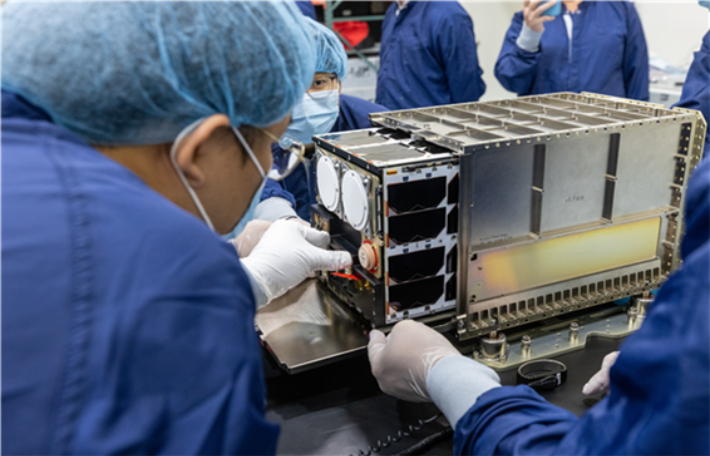 발사관(디스펜서)에 장착되는 K-RadCube. NASA 제공