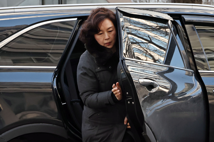 김경 전 서울시의원이 29일 서울경찰청 공공범죄수사대에서 경찰 조사를 받기 위해 출석하고 있다. 연합뉴스