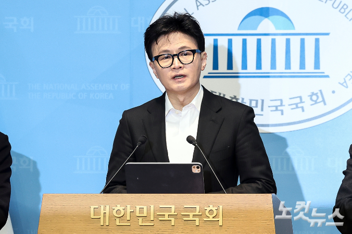 국민의힘 한동훈 전 대표가 14일 국회 소통관에서 당 윤리위원회가 본인을 제명 결정한 것과 관련 입장을 밝히고 있다. 윤창원 기자