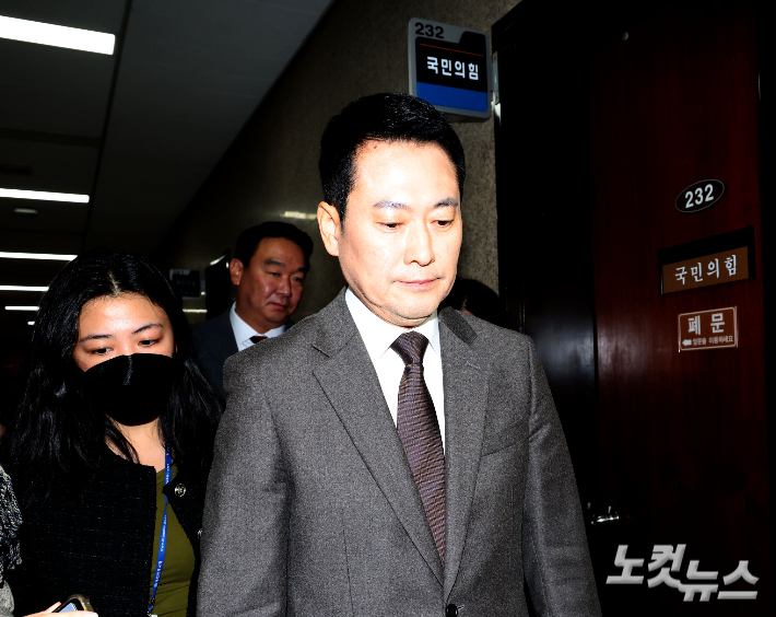 국민의힘 장동혁 대표가 29일 국회에서 열린 최고위원회의를 마치고 회의실을 나서고 있다. 장 대표는 최고위를 주재하고 한동훈 전 대표에 대한 제명을 의결했다. 황진환 기자