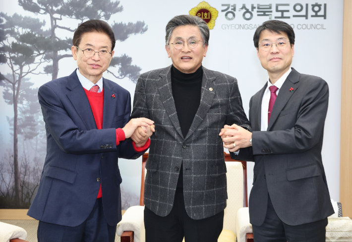 경북도의회 박성만 의장이 이철우 경북지사와 김정기 대구시장 권한대행의 손을 맞잡고 있다. 경북도청 제공 