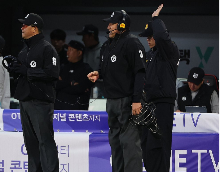 비디오 판독 상황에서 심판진이 판독 센터와 대화하는 모습. 연합뉴스 