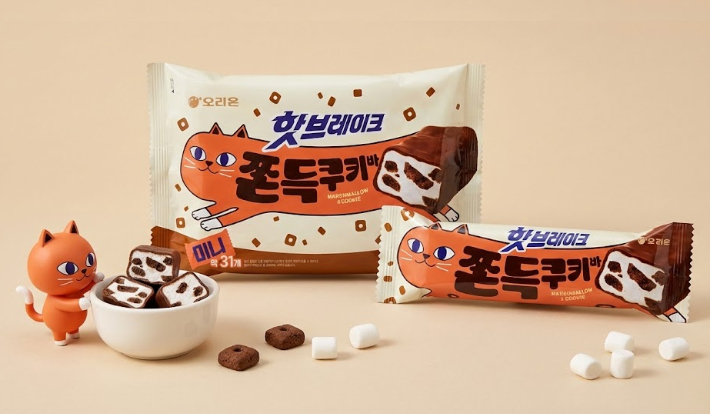 오리온은 1020세대의 취향을 반영한 '핫브레이크 쫀득쿠키바'를 출시했다. 패키지에는 길게 늘어진 고양이 캐릭터로 마시멜로의 쫀득한 식감을 재미있게 표현했다. 오리온 제공