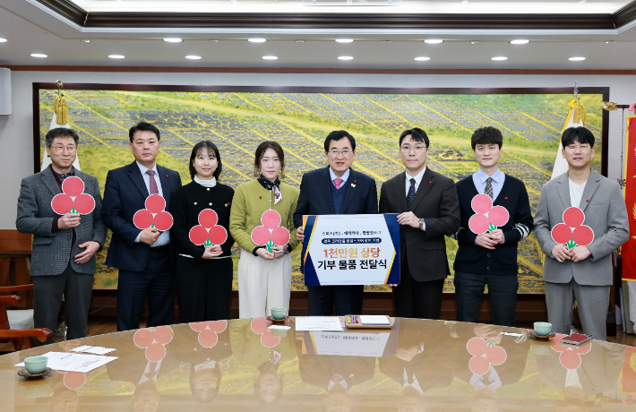 주낙영 경주시장과 금리단길 F&B 팝업스토어 참여 기업 관계자들이 운영 성과를 지역사회에 환원하는 기부 물품 전달식을 갖고 있다. 경주시 제공