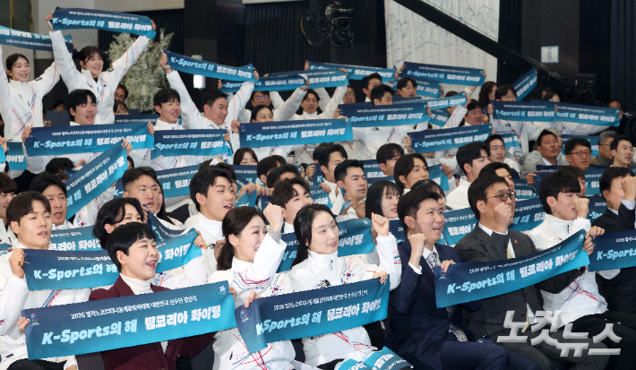 최휘영 문화체육관광부 장관, 유승민 대한체육회장, 이수경 선수단장, 쇼트트랙 최민정, 스피드스케이팅 정재원 등 출전 선수들이 22일 서울 송파구 올림픽파크텔에서 열린 2026 밀라노코르티나 동계올림픽대회 결단식에서 기념촬영을 하고 있다. 박종민 기자