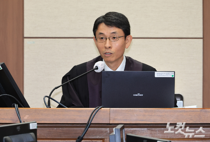 김건희 여사의 '도이치모터스·명태균·건진법사' 사건 1심 재판장을 맡아 28일 징역 1년 8개월의 실형을 선고한 우인성 부장판사. 류영주 기자