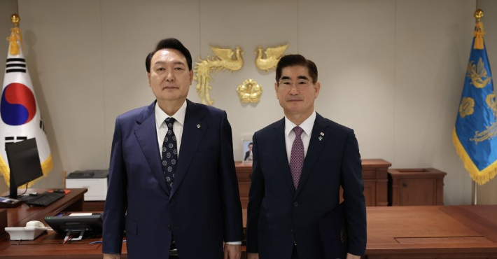 2022년 6월 20일 윤석열 전 대통령이 김용현 당시 경호처장에게 임명장을 수여한 뒤 기념촬영을 하고 있다. 대통령실 제공