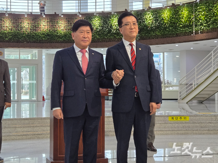 대전·충남도의장 공동 기자회견. 왼쪽부터 홍성현 충남도의장과 조원휘 대전시의장. 고형석 기자