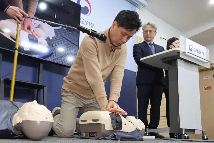질병관리청과 대한심폐소생협회는 29일 충북 오송 질병관리청에서 '2025 개정 한국 심폐소생술 가이드라인'을 발표했다. 연합뉴스