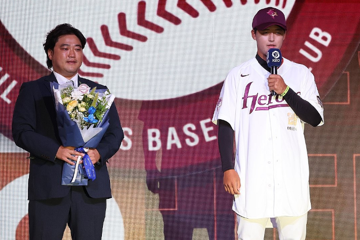 키움 신인 투수 박준현(오른쪽)과 삼성 박석민 코치. 연합뉴스