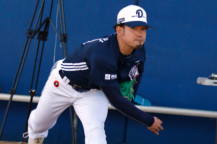 공 던지는 타무라. 두산 베어스 제공