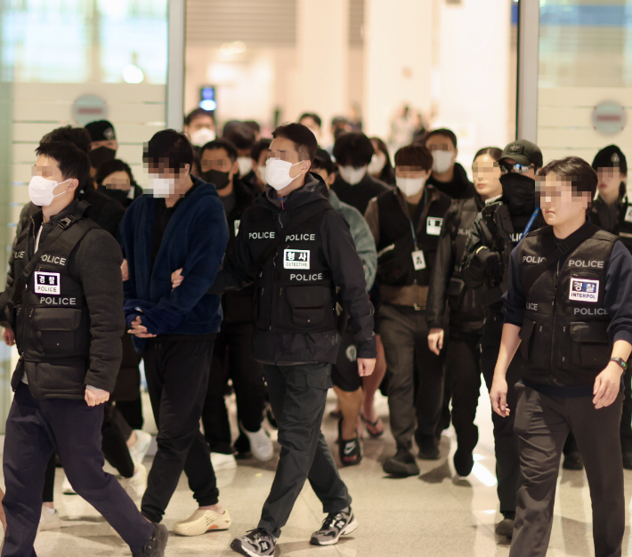 지난 23일 캄보디아 범죄조직 가담자들이 인천공항을 통해 압송되는 모습. 부산경찰청 제공