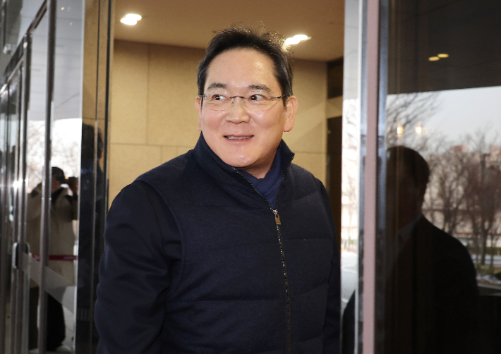 이건희 컬렉션' 갈라 행사에 참석하기 위해 출국하는 이재용 삼성전자 회장. 연합뉴스