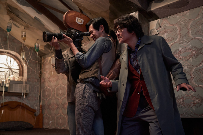 영화 '거미집' 스틸컷. 걸작을 만들겠다는 일념에 사로잡혀 주변 사람들과 갈등을 겪는 한 영화감독의 여정을 통해 '영화란 무엇인가'라는 본질적인 물음을 던진다. 바른손이앤에이 제공