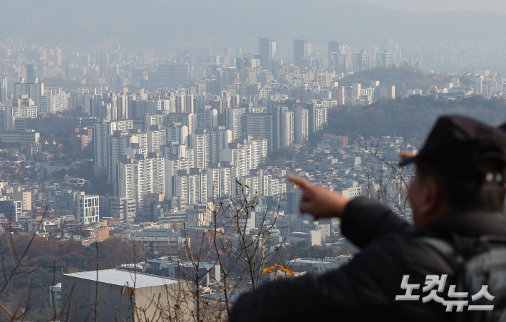 서울 중구 남산에서 바라본 아파트 단지의 모습. 류영주 기자