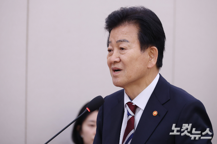 정동영 통일부 장관이 28일 서울 여의도 국회에서 열린 외교통일위원회 전체회의에서 법안 통과와 관련 인사말을 하고 있다. 윤창원 기자