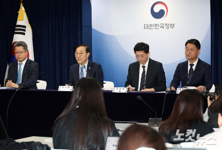 김윤덕 국토교통부 장관이 29일 서울 종로구 정부서울청사에서 도심 주택공급 확대 및 신속화 방안을 발표하고 있다. 김 장관은 서울 용산과 태릉, 경기 과천 등의 도심에 위치한 부지나 낡은 청사 등을 활용해 총 6만 가구를 공급하는 내용의 '도심 주택공급 확대 및 신속화 방안'을 발표했다. 박종민 기자