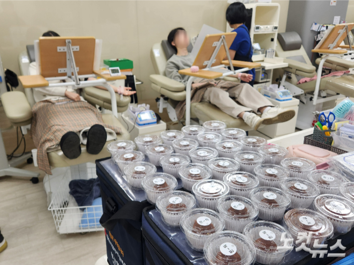 '두바이쫀득쿠키' 답례품 제공 행사가 이뤄진 29일 오전 헌혈의집 서면센터에서 시민들이 헌혈에 참여하고 있다. 정혜린 기자