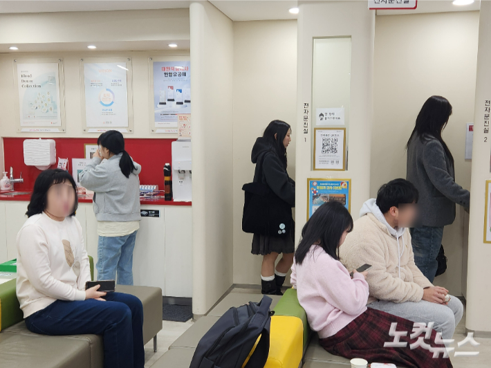 '두바이쫀득쿠키' 답례품 제공 행사가 진행된 29일 오전 헌혈의집 서면센터에 헌혈자들이 순서를 기다리고 있다. 정혜린 기자
