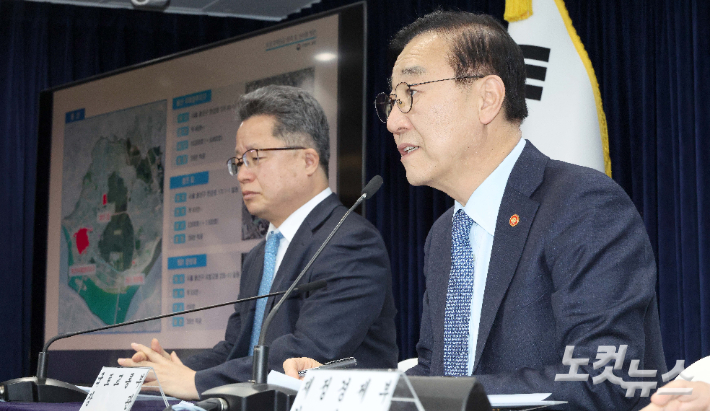 김윤덕 국토교통부 장관이 29일 서울 종로구 정부서울청사에서 도심 주택공급 확대 및 신속화 방안을 발표하고 있다. 김 장관은 서울 용산과 태릉, 경기 과천 등의 도심에 위치한 부지나 낡은 청사 등을 활용해 총 6만 가구를 공급하는 내용의 '도심 주택공급 확대 및 신속화 방안'을 발표했다. 박종민 기자