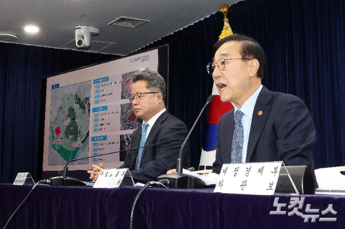 김윤덕 국토교통부 장관이 29일 서울 종로구 정부서울청사에서 도심 주택공급 확대 및 신속화 방안을 발표하고 있다. 김 장관은 서울 용산과 태릉, 경기 과천 등의 도심에 위치한 부지나 낡은 청사 등을 활용해 총 6만 가구를 공급하는 내용의 '도심 주택공급 확대 및 신속화 방안'을 발표했다. 박종민 기자