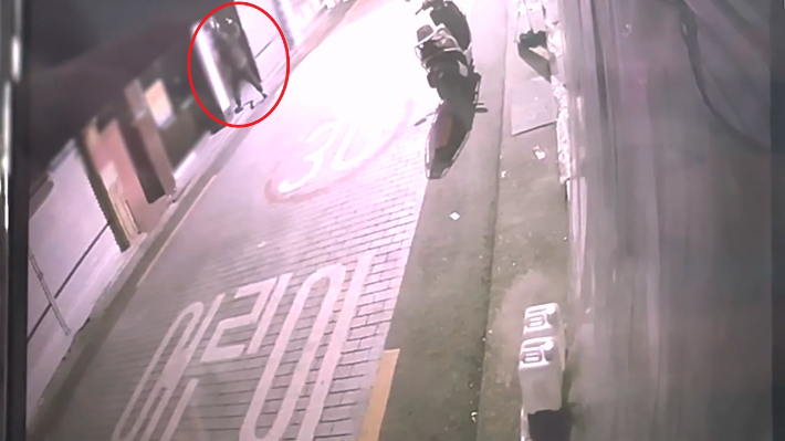 A씨가 21일 부산 금정구 한 금은방 문을 부수는 모습. 부산경찰청 제공