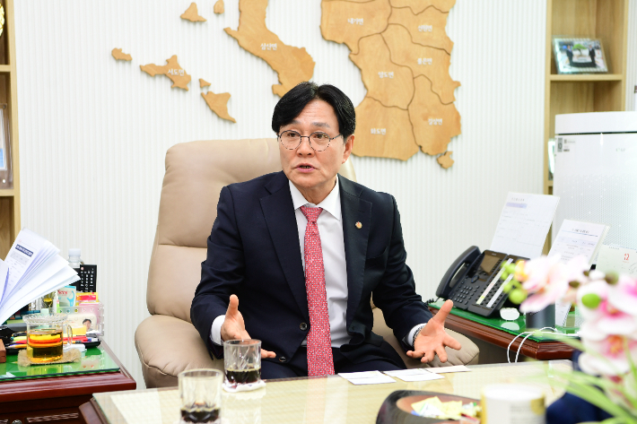 박용철 군수가 CBS 인터뷰에서 발언하고 있다. 강화군 제공