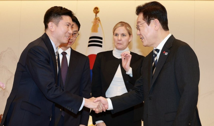 이재명 대통령(사진 맨 오른쪽)이 지난해 12월 3일 용산 대통령실에서 진행된 커스티 코번트리 IOC 위원장(사진 가운데)과의 면담에 함께 참석한 유승민 대한체육회장과 악수하고 있다. 연합뉴스·대통령실통신사진기자단