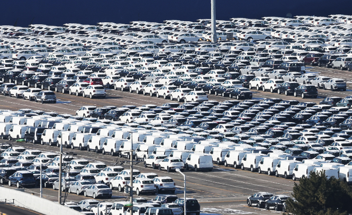 경기도 평택항에 수출용 차량이 세워져 있는 모습. 연합뉴스