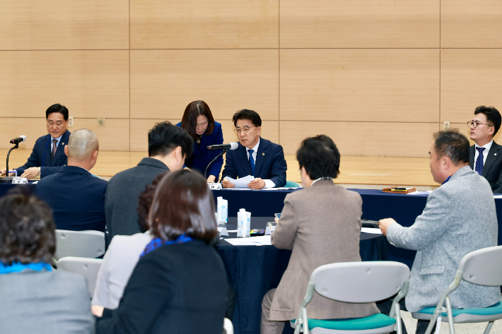 전라남도의회는 29일 전남도청서 전남·광주 행정통합과 관련해 도의원과 시·군의회 의원 등이 참석해 의견수렴 간담회를 개최했다. 전남도의회 제공 