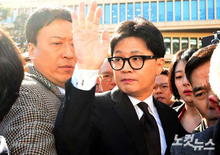 국민의힘에서 제명된 한동훈 전 국민의힘 대표가 29일 기자회견에서 "반드시 돌아오겠다"고 밝혔다. 사진은 '친한계' 정성국 의원(부산진구갑)과 한동훈 전 대표. 황진환 기자