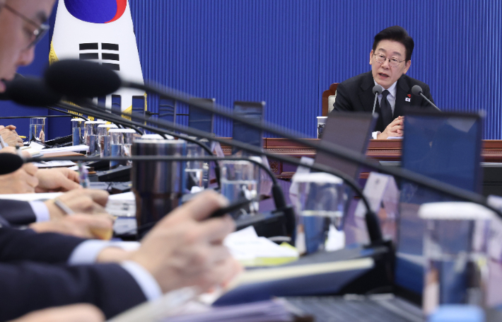 이재명 대통령이 29일 청와대에서 열린 수석보좌관회의에서 발언하고 있다. 연합뉴스