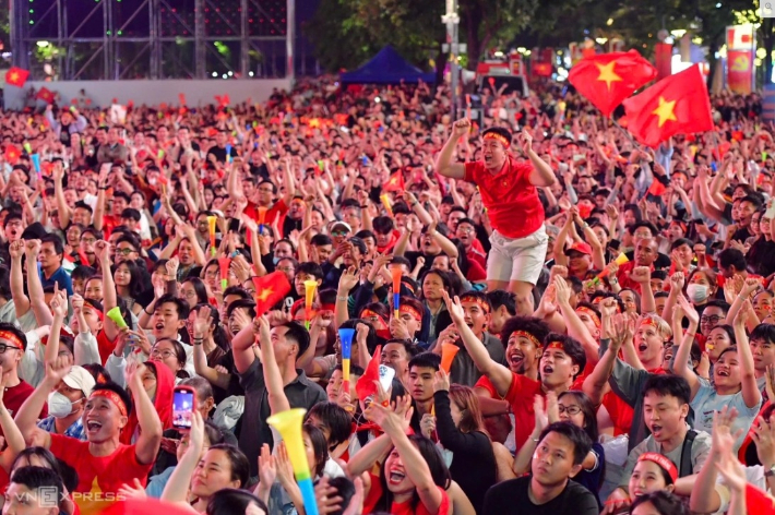 거리로 쏟아져 나온 베트남 축구팬들. VN익스프레스 홈페이지 캡처